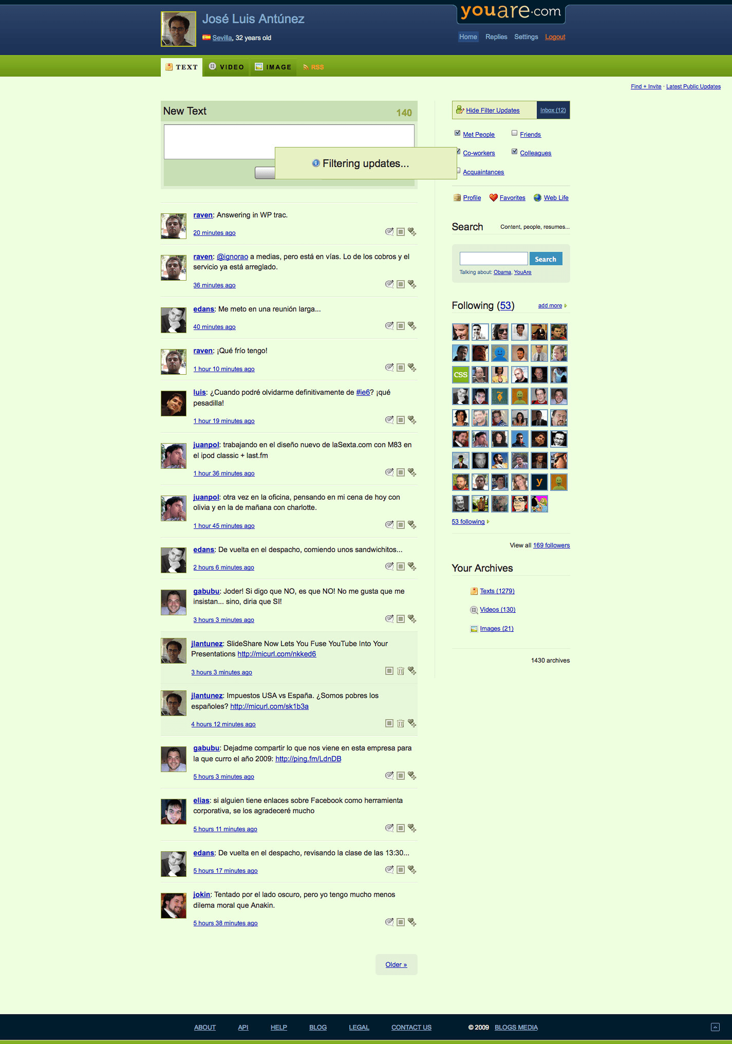 Portada de YouAre con personas publicando